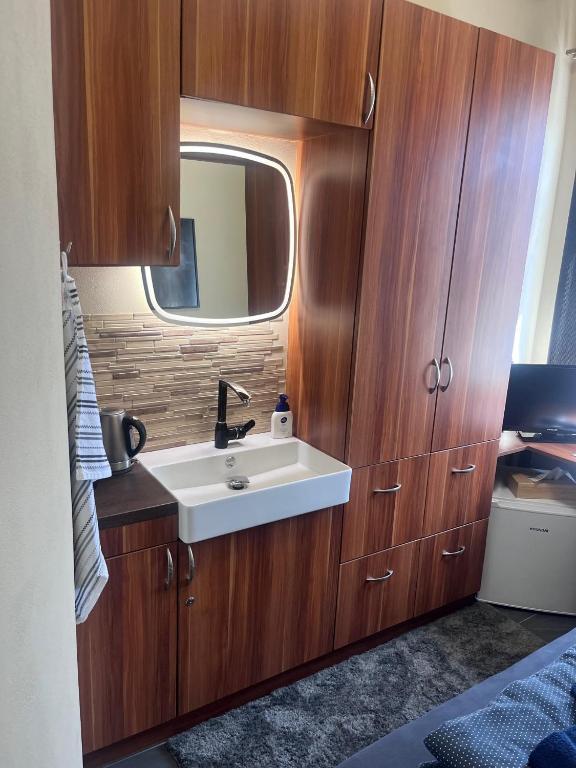 łazienka z umywalką i lustrem w obiekcie Stylové apartmánky we Frydku-Mistku