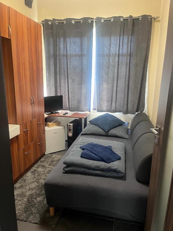 sypialnia z łóżkiem z oknem i biurkiem w obiekcie Stylové apartmánky we Frydku-Mistku
