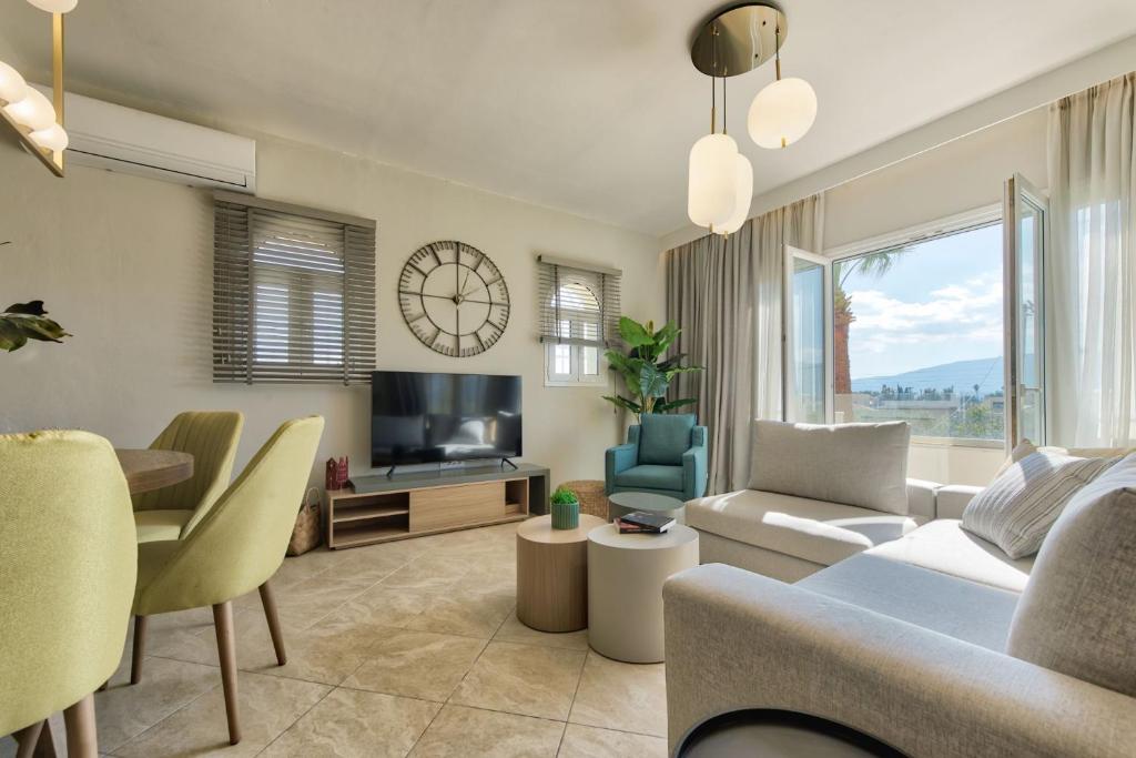 ein Wohnzimmer mit einem Sofa und einem TV in der Unterkunft Diogia Luxury Apartment in Vanáton