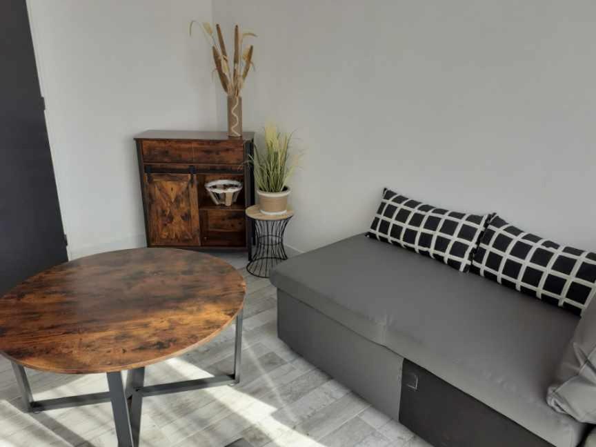 居讓梅斯特拉的住宿－Studio avec mezzanine，客厅配有沙发和桌子