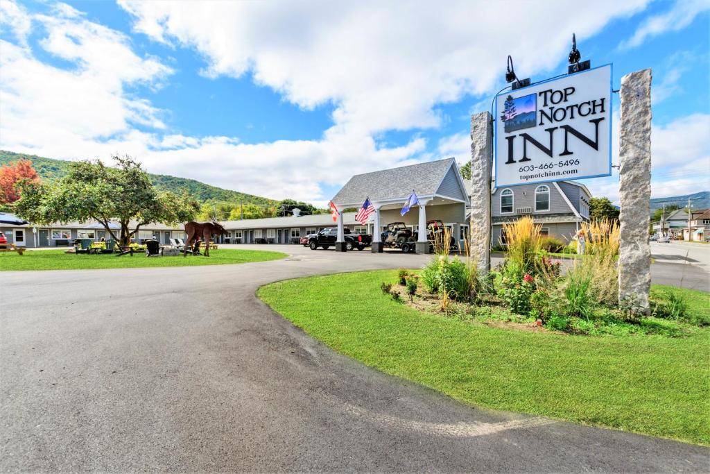 a sign for a top motel inn with a road at Top Notch Inn in Gorham