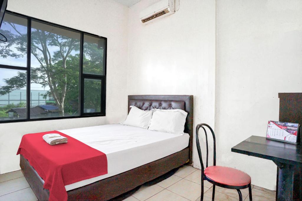 Ein Bett oder Betten in einem Zimmer der Unterkunft OYO 92609 Guest House Malay Singkawang