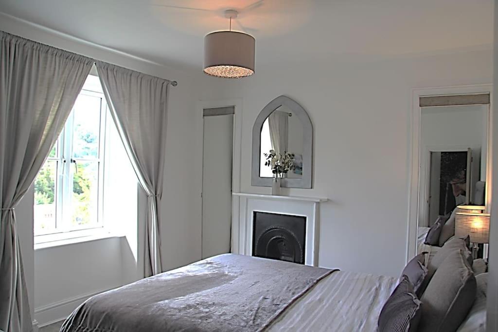 Postel nebo postele na pokoji v ubytování Sommersway Cottage