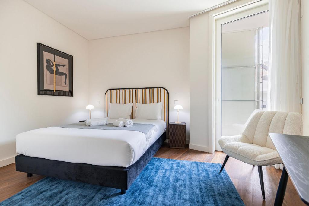 Un pat sau paturi într-o cameră la Upscale Apartment in City Center by LovelyStay