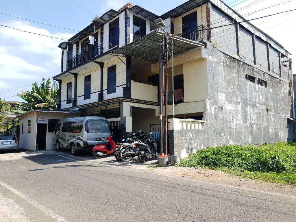 dom z motocyklami zaparkowanymi przed nim w obiekcie OYO Life 92622 Jatiluhur Kost Syariah w mieście Malang