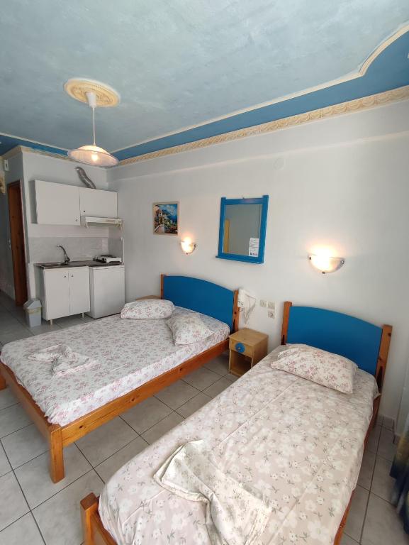 Postel nebo postele na pokoji v ubytování Cosmos Studios
