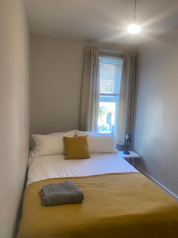 - une chambre avec un grand lit et une fenêtre dans l'établissement Modernified Properties, à Canterbury