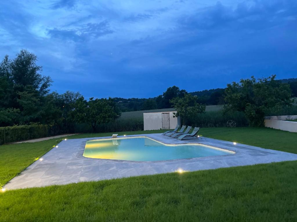 una piscina en medio de un patio en Magnifique villa contemporaine 8 personnes en Pierrevert