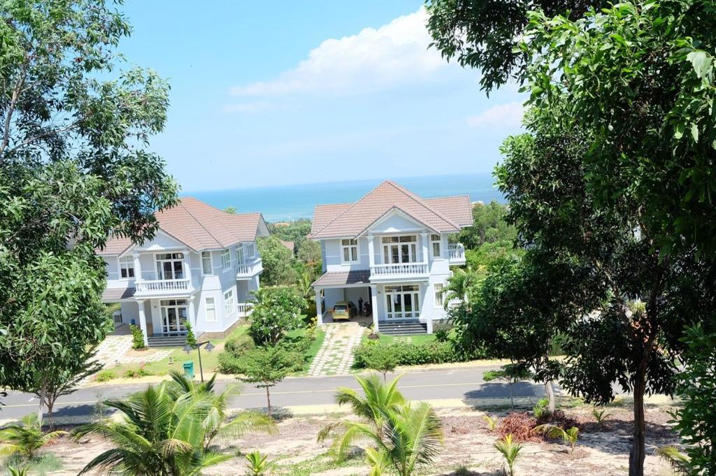 a row of houses with the ocean in the background at Villa Sealinks City Mui Ne 3br - SeaHome O867,7O7,123 in Phan Thiet