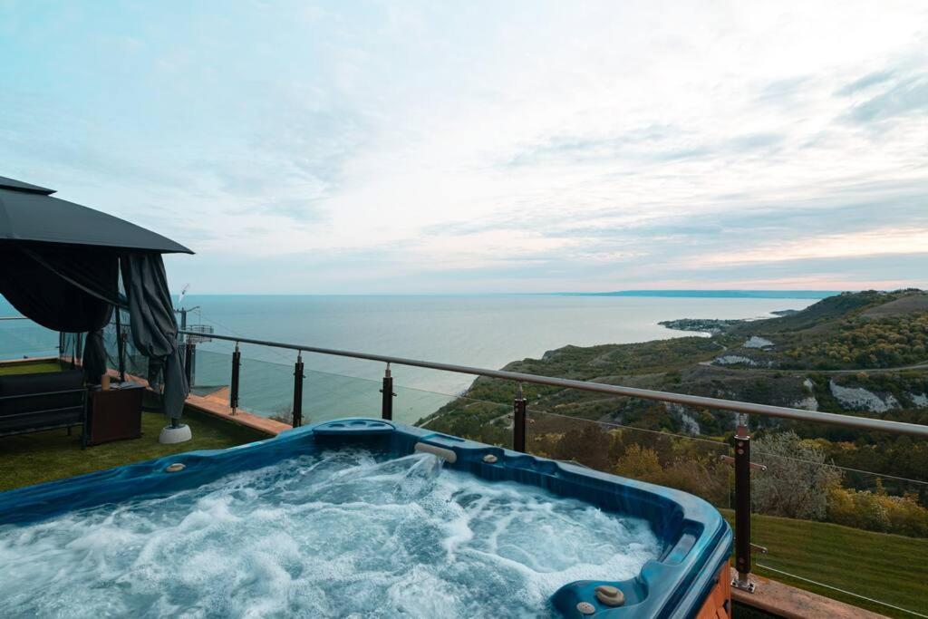 einen Whirlpool auf dem Balkon mit Meerblick in der Unterkunft MareliS Skies VIP Apartment in Topola
