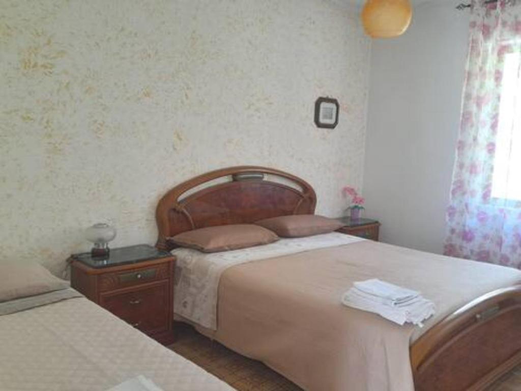 a bedroom with two twin beds and a window at La Locandiera in Sersale