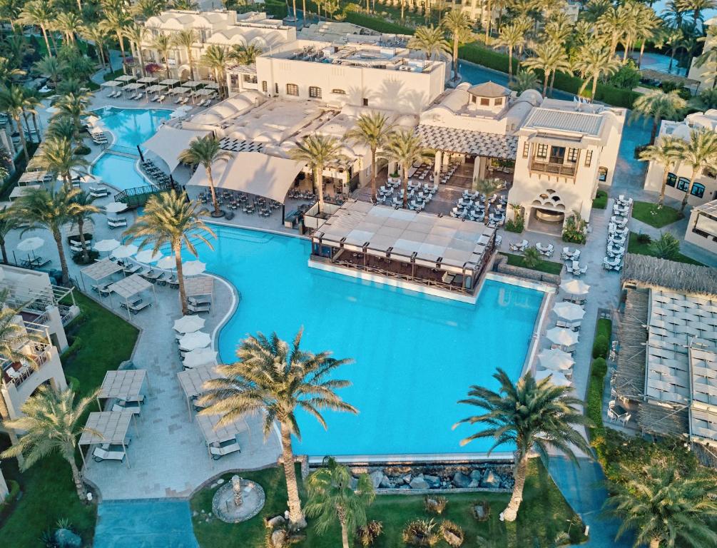 eine Luftansicht auf den Pool im Resort in der Unterkunft Jaz Makadina in Hurghada