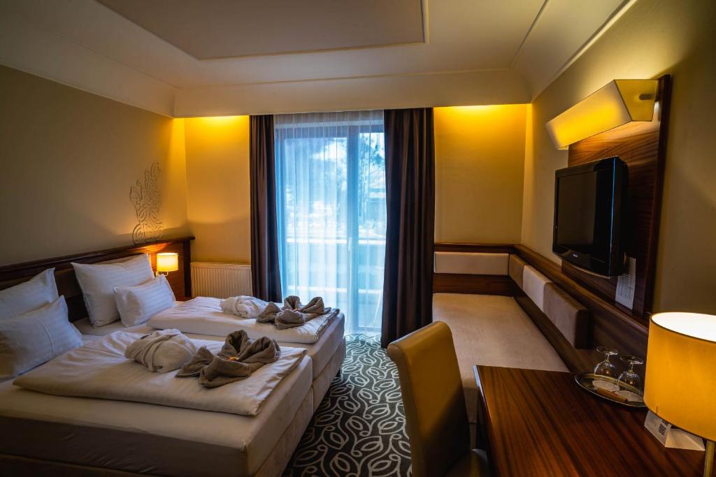 A bed or beds in a room at Relax Resort Hotel Kreischberg