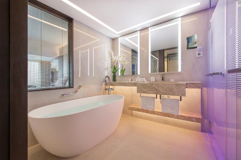 Four Seasons Hotel photo 4