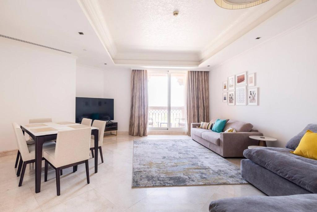 Spacious 2-bedroom beachfront apartment with pool - Appartamento Con Tre Camere Da Letto
