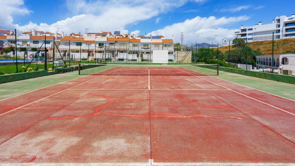 Tenis a/nebo squash v ubytování Cozy terrace with pool in Fuengirola by Costarentals - Ref 206 nebo okolí