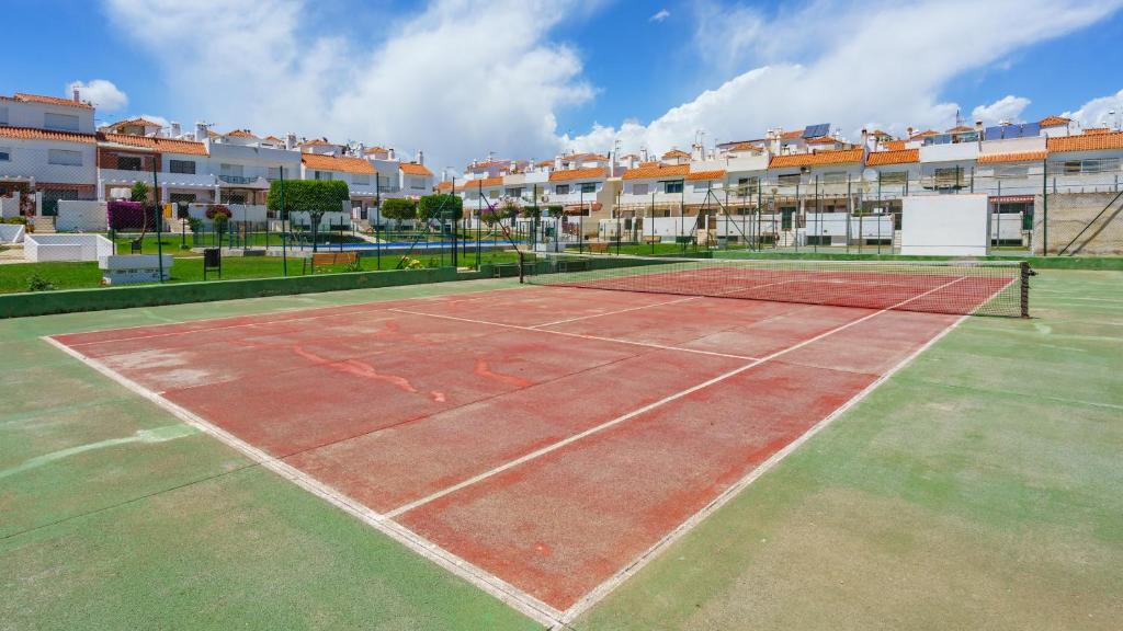 Tenis a/nebo squash v ubytování Cozy terrace with pool in Fuengirola by Costarentals - Ref 206 nebo okolí