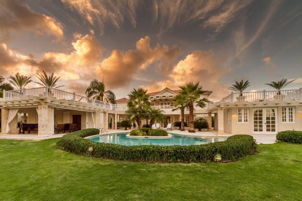 een groot huis met een zwembad in de tuin bij VILLA BLANCA CHEF BUTLER MAiD POOL JACUZZI NEAR THE BEACH in Punta Cana