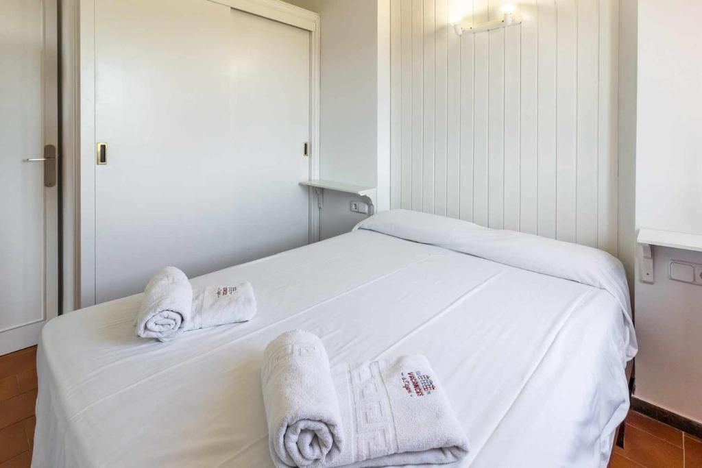 Posteľ alebo postele v izbe v ubytovaní Cubells 4 Apartamento cercano a la playa