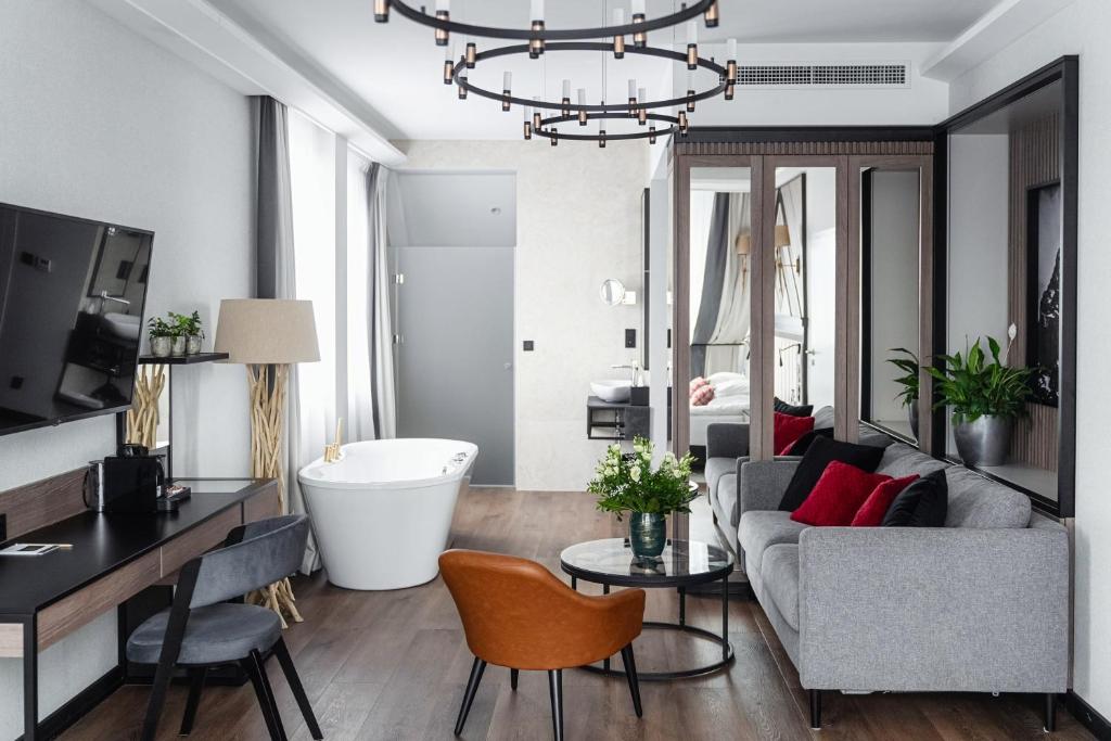 Ein Sitzbereich in der Unterkunft Rysy Boutique Hotel