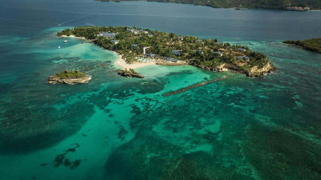 uma ilha no oceano com água azul em Cayo Levantado Resort - All Inclusive em Santa Bárbara de Samaná