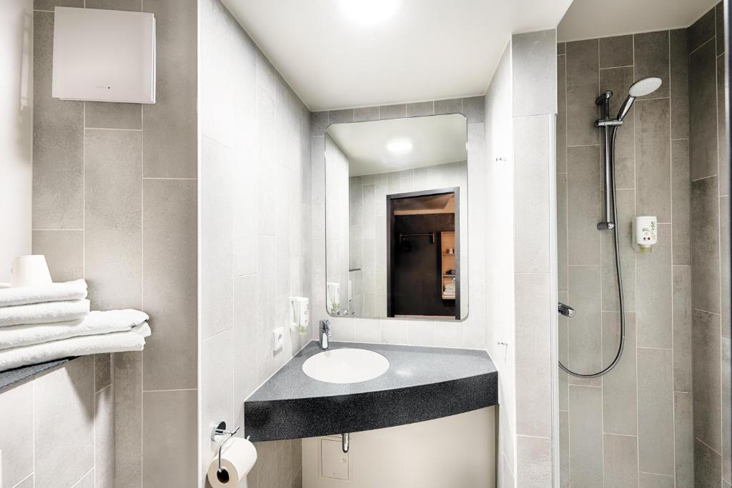 Koupelna v ubytování B&B HOTEL Wiesbaden-Hbf