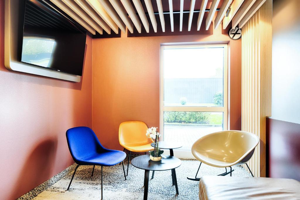 TV a/nebo společenská místnost v ubytování B&B HOTEL Wiesbaden-Hbf