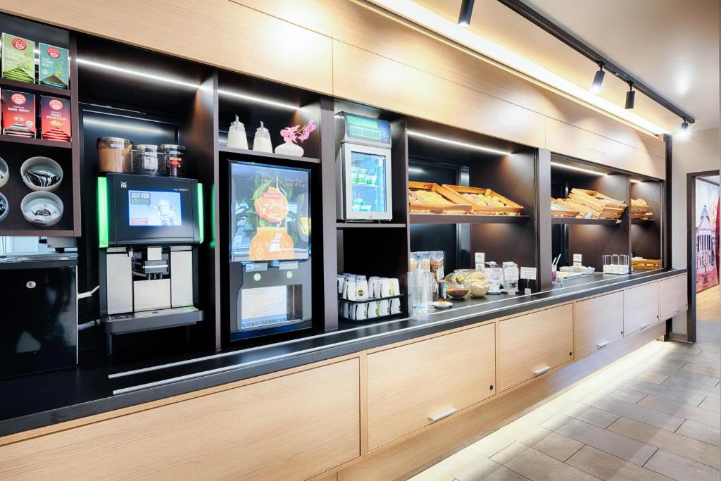 Příslušenství pro přípravu čaje a kávy v ubytování B&B HOTEL Wiesbaden-Hbf