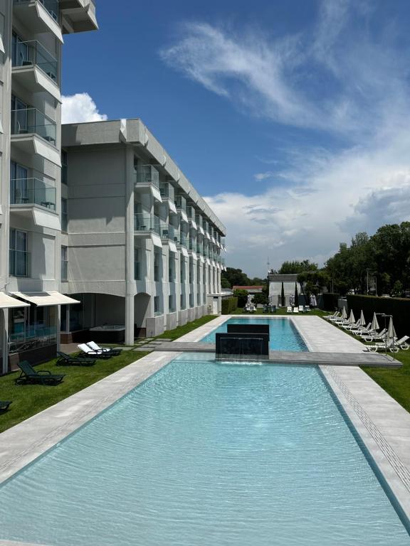 une grande piscine en face d'un bâtiment dans l'établissement Hotel do Parque, à Viana do Castelo