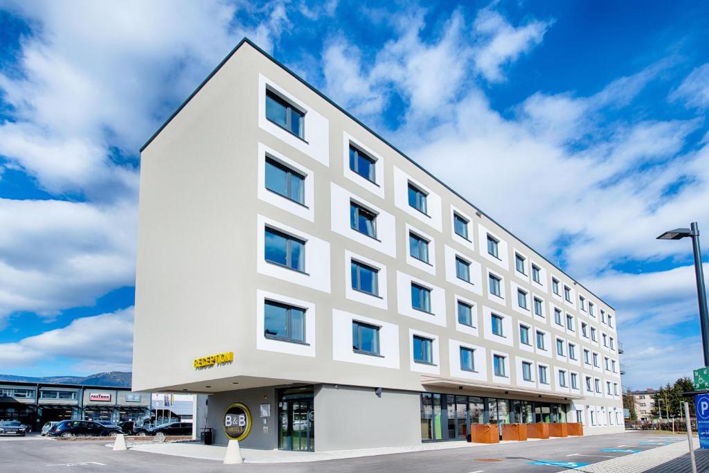 un edificio bianco con molte finestre di B&B Hotel Villach a Villach