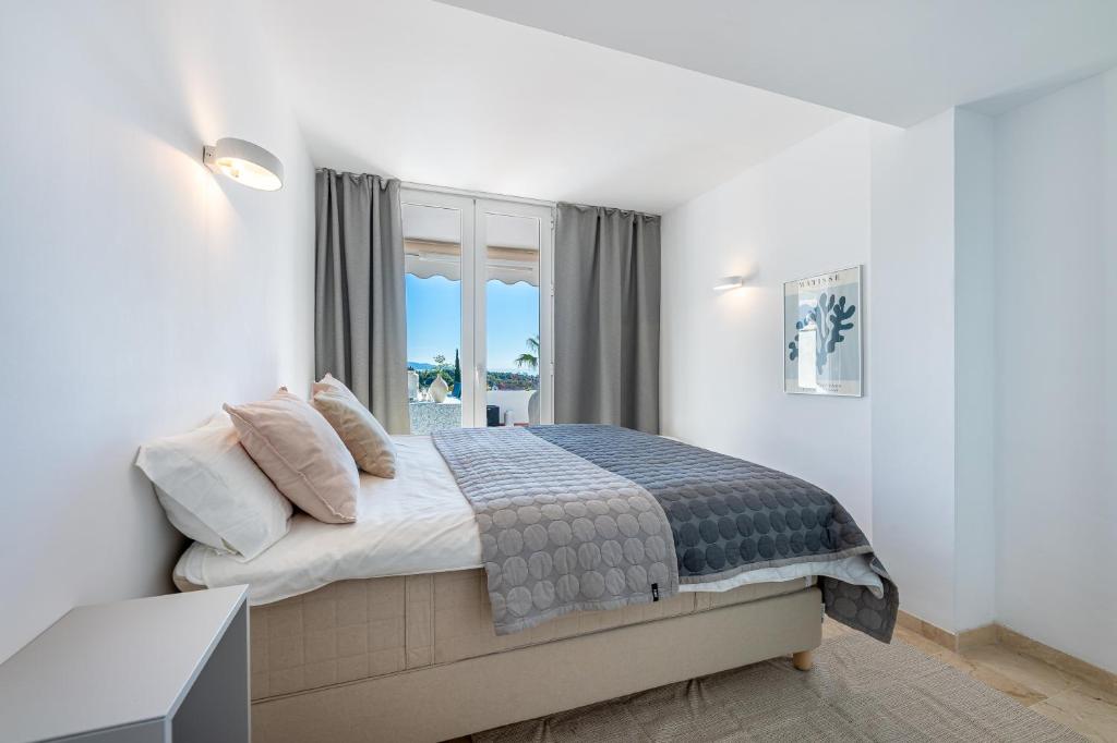 Posteľ alebo postele v izbe v ubytovaní 2 bedroom with sea and mountain views, pool