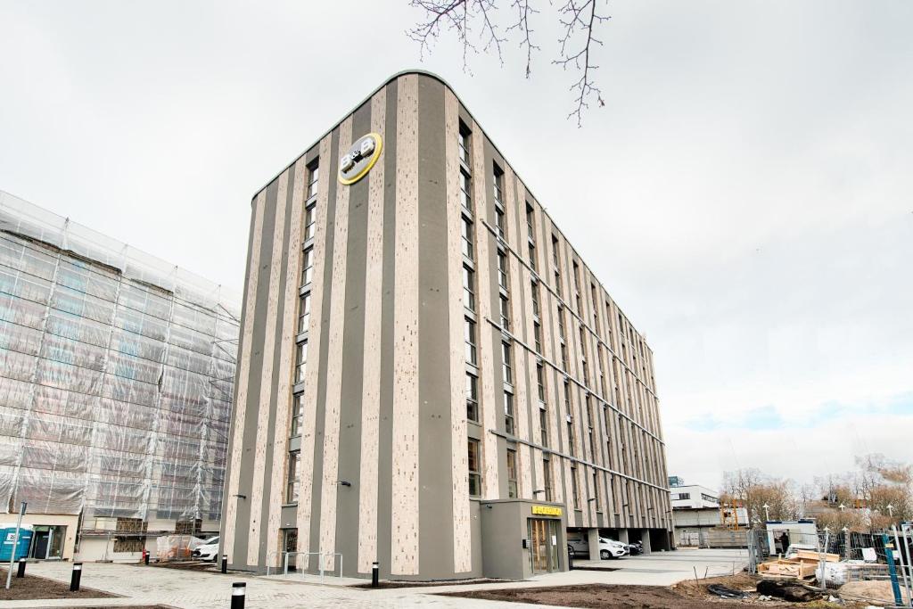 ein hohes Gebäude mit einer Uhr auf der Seite in der Unterkunft B&B Hotel Rostock City-West in Rostock