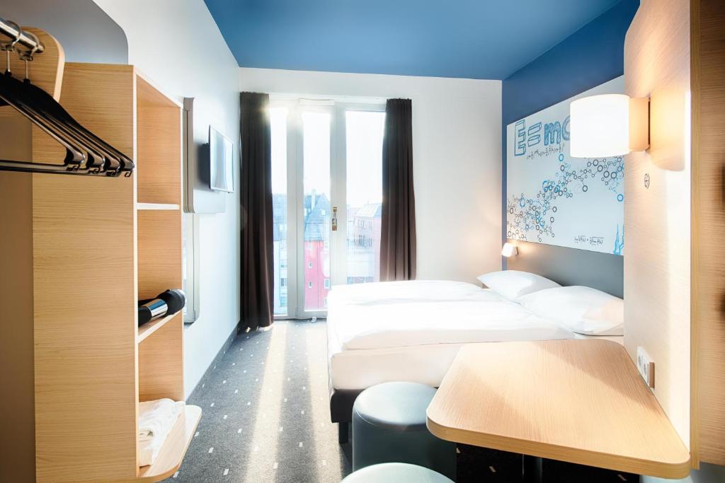 Postel nebo postele na pokoji v ubytování B&B Hotel Ulm