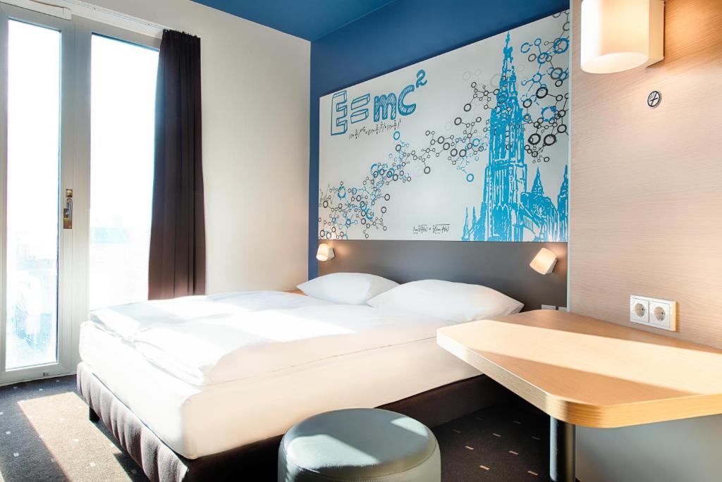 Postel nebo postele na pokoji v ubytování B&B Hotel Ulm