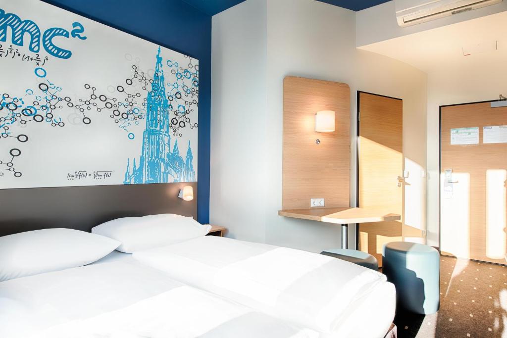 Postel nebo postele na pokoji v ubytování B&B Hotel Ulm