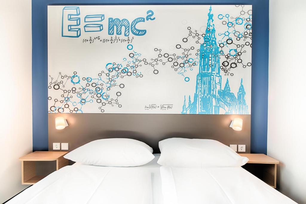 Postel nebo postele na pokoji v ubytování B&B Hotel Ulm