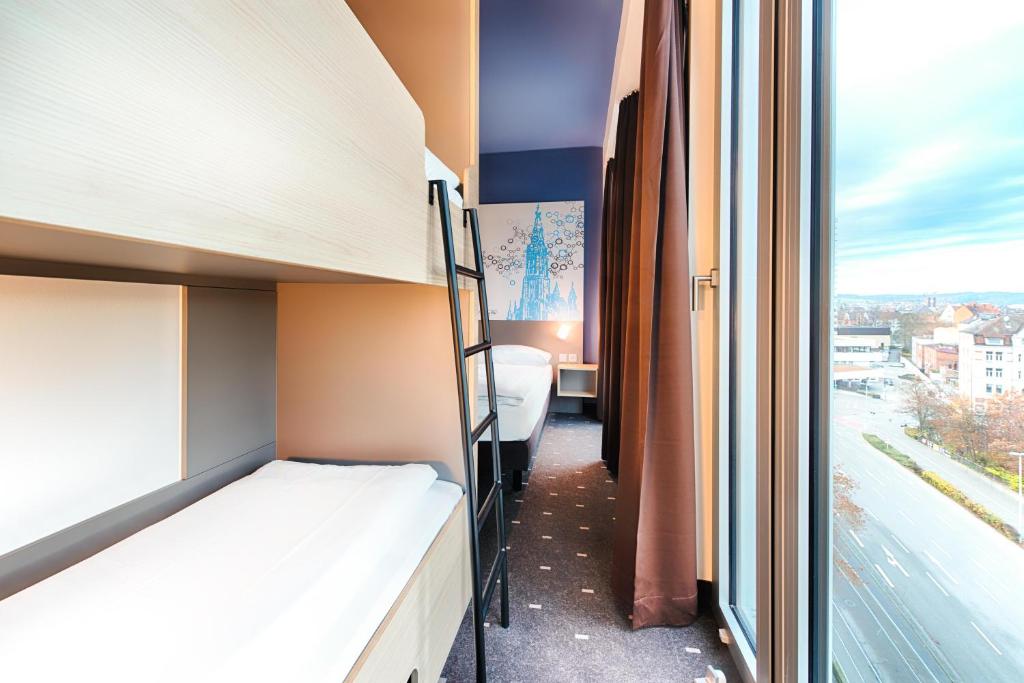 Postel nebo postele na pokoji v ubytování B&B Hotel Ulm