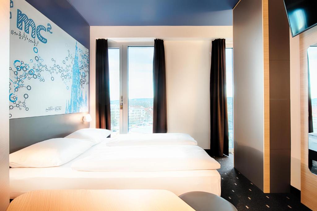 Postel nebo postele na pokoji v ubytování B&B Hotel Ulm
