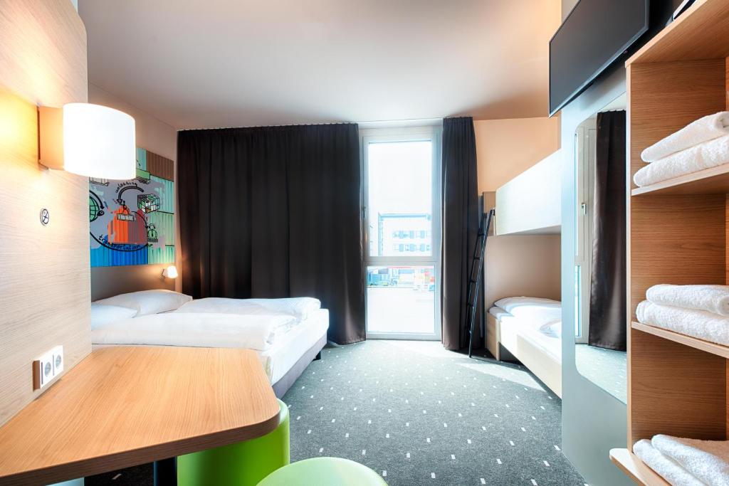Postel nebo postele na pokoji v ubytování B&B Hotel Stuttgart-Neckarhafen