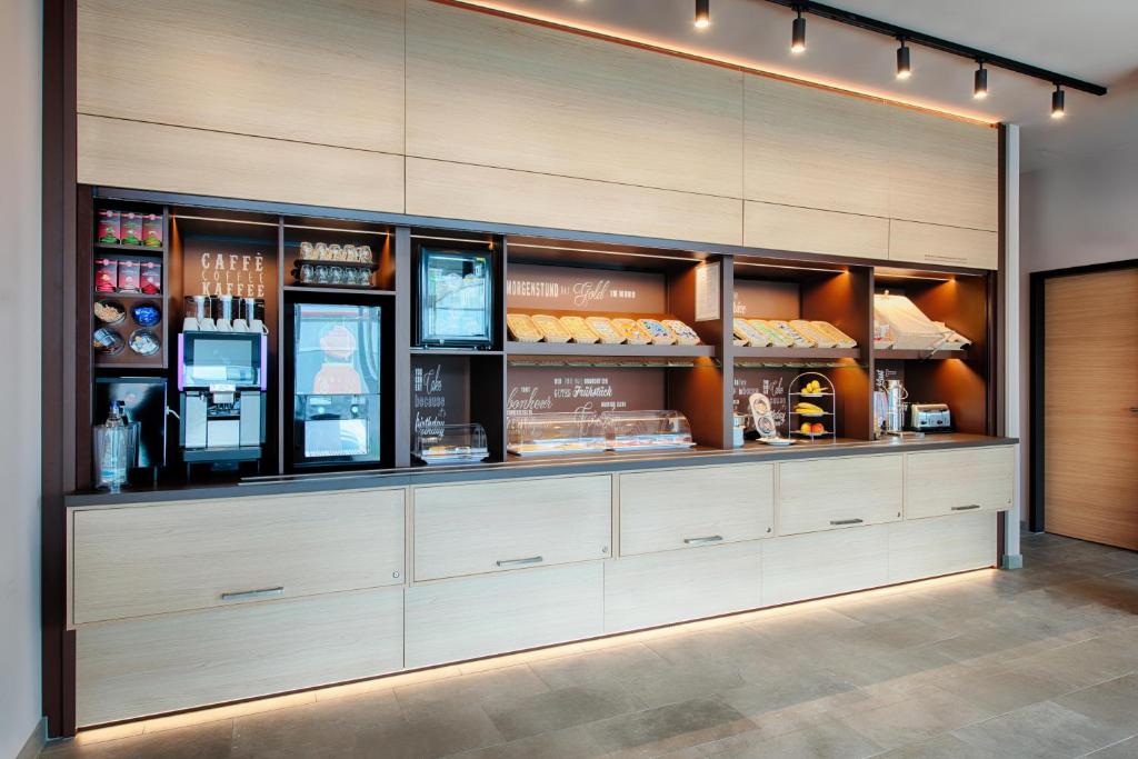 Lounge nebo bar v ubytování B&B Hotel Stuttgart-Neckarhafen