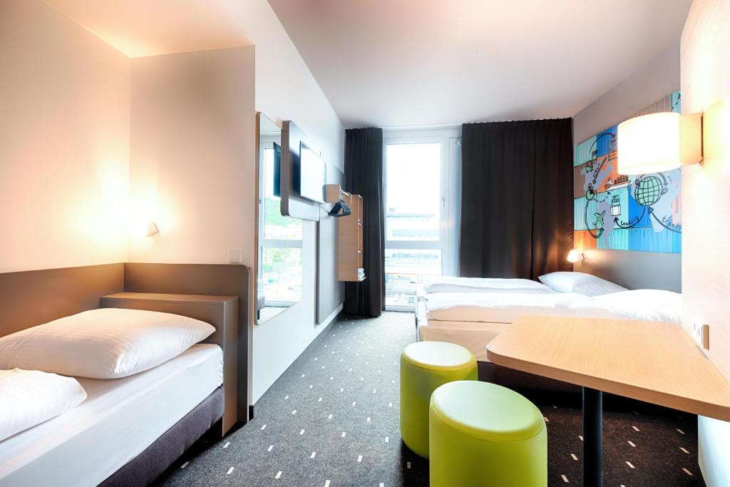 Postel nebo postele na pokoji v ubytování B&B Hotel Stuttgart-Neckarhafen