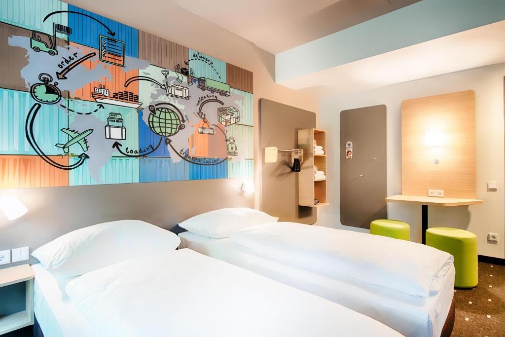 Postel nebo postele na pokoji v ubytování B&B Hotel Stuttgart-Neckarhafen