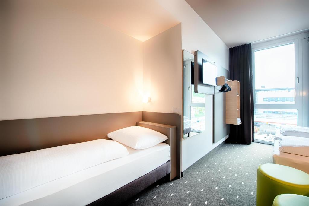 Postel nebo postele na pokoji v ubytování B&B Hotel Stuttgart-Neckarhafen