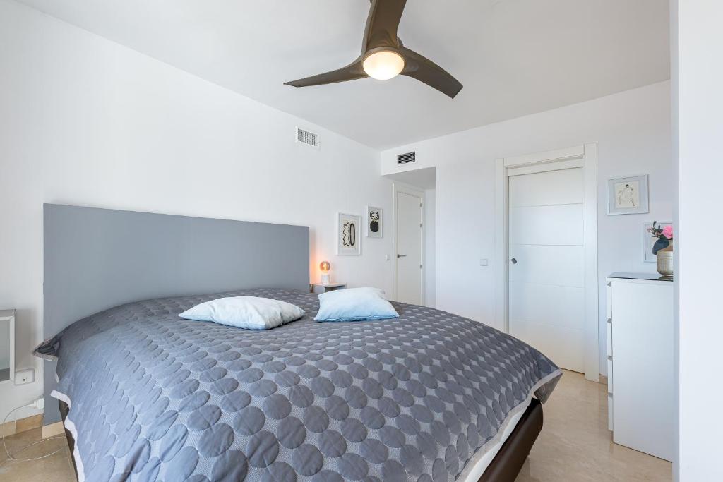Posteľ alebo postele v izbe v ubytovaní 2 bedroom with sea and mountain views, pool