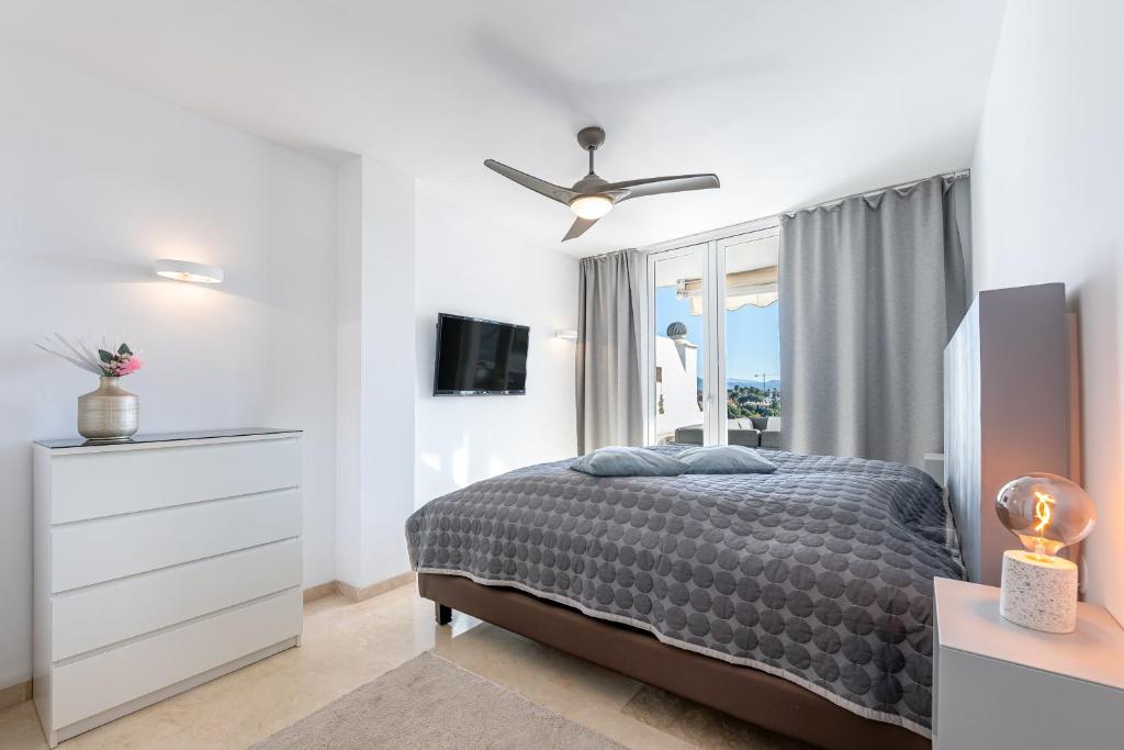 Posteľ alebo postele v izbe v ubytovaní 2 bedroom with sea and mountain views, pool