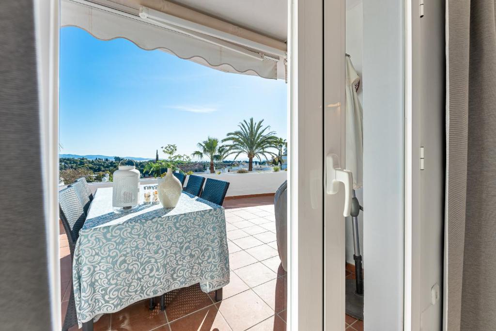 Balkón alebo terasa v ubytovaní 2 bedroom with sea and mountain views, pool