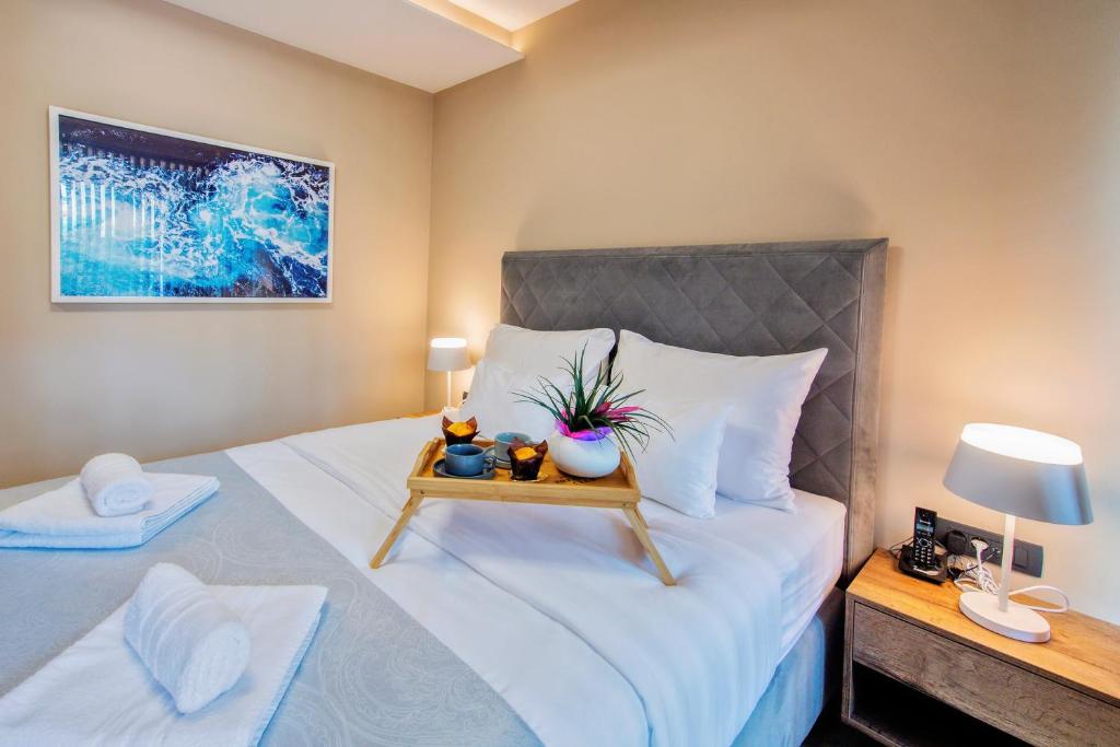 Posteľ alebo postele v izbe v ubytovaní Dedaj Resort - Villa Almaro