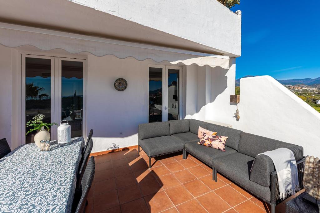 Balkón alebo terasa v ubytovaní 2 bedroom with sea and mountain views, pool