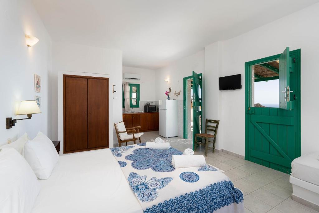 Postel nebo postele na pokoji v ubytování TA PLAGIA accommodation