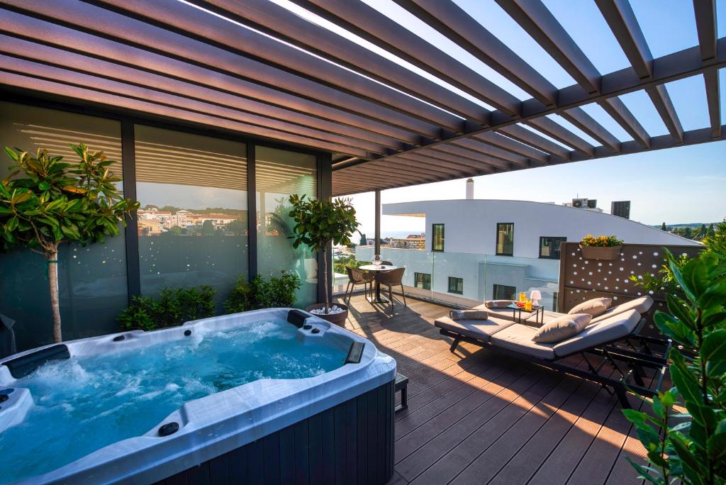 Bazén v ubytovaní Dedaj Resort - Villa Almaro alebo v jeho blízkosti
